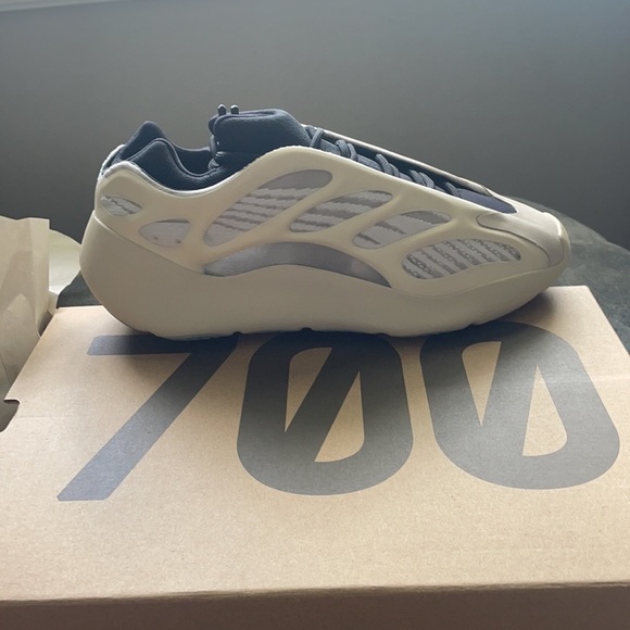 YEEZY 700 V3 AZAEL *BRAND NEW FROM YEEZY DAY* - Picture 3 of 10